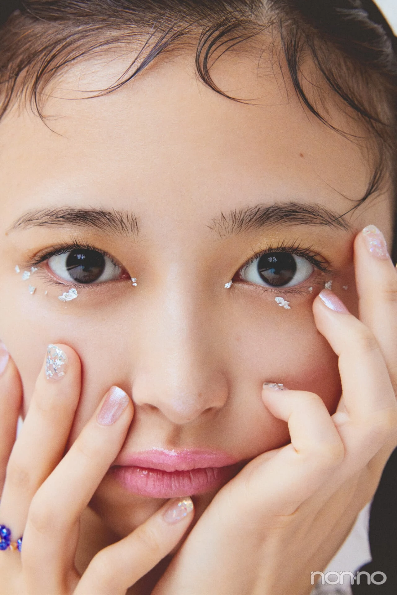 ホロネイルをした井上和の寄りカット