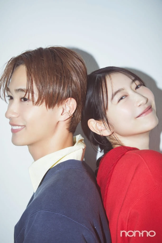 カジュアル派カップルにおすすめのペアイヤカフをつけた野村康太と岡本夏美の寄り