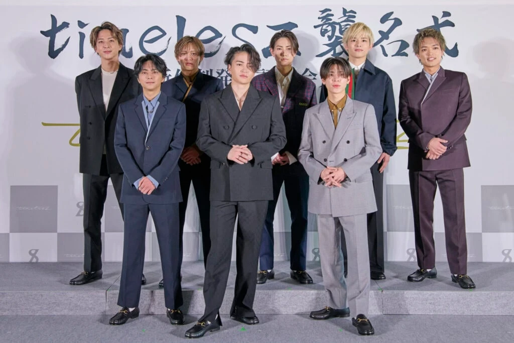 スーツ姿で並ぶtimeleszのメンバー8人