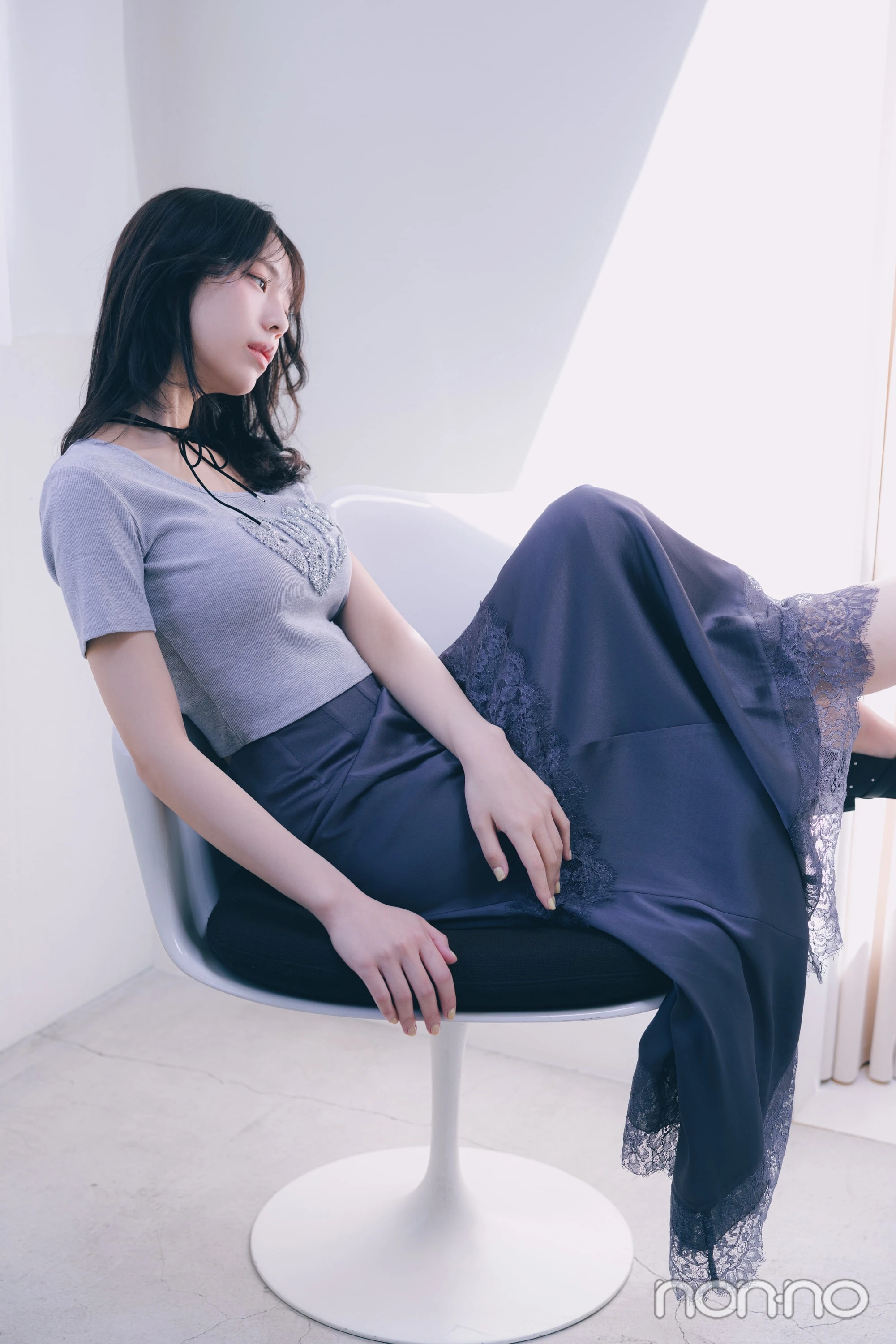 キラキラハートTシャツを着た菊地姫奈の全身