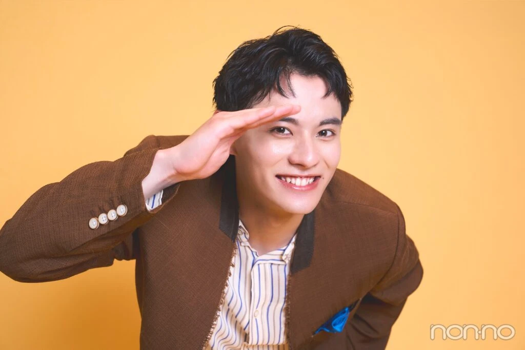 敬礼をする前田拳太郎