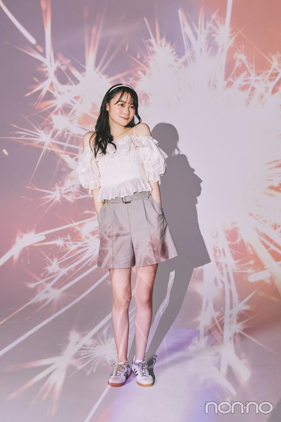 白のオフショルにハーフパンツをはいた林芽亜里