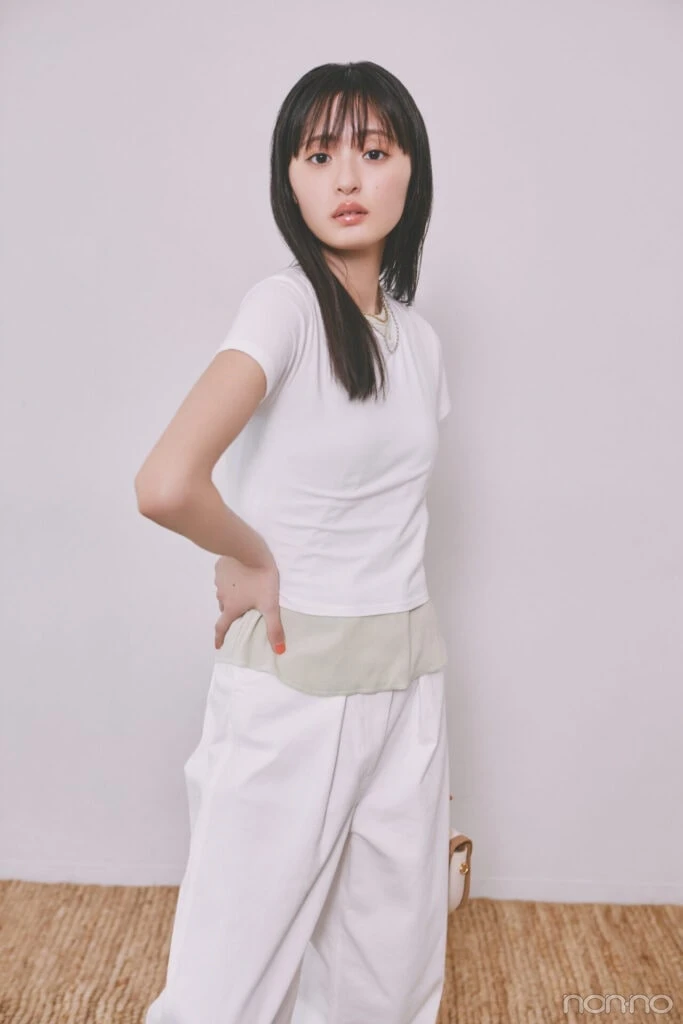 遠藤さくらのバックストラップTシャツの前からの寄り