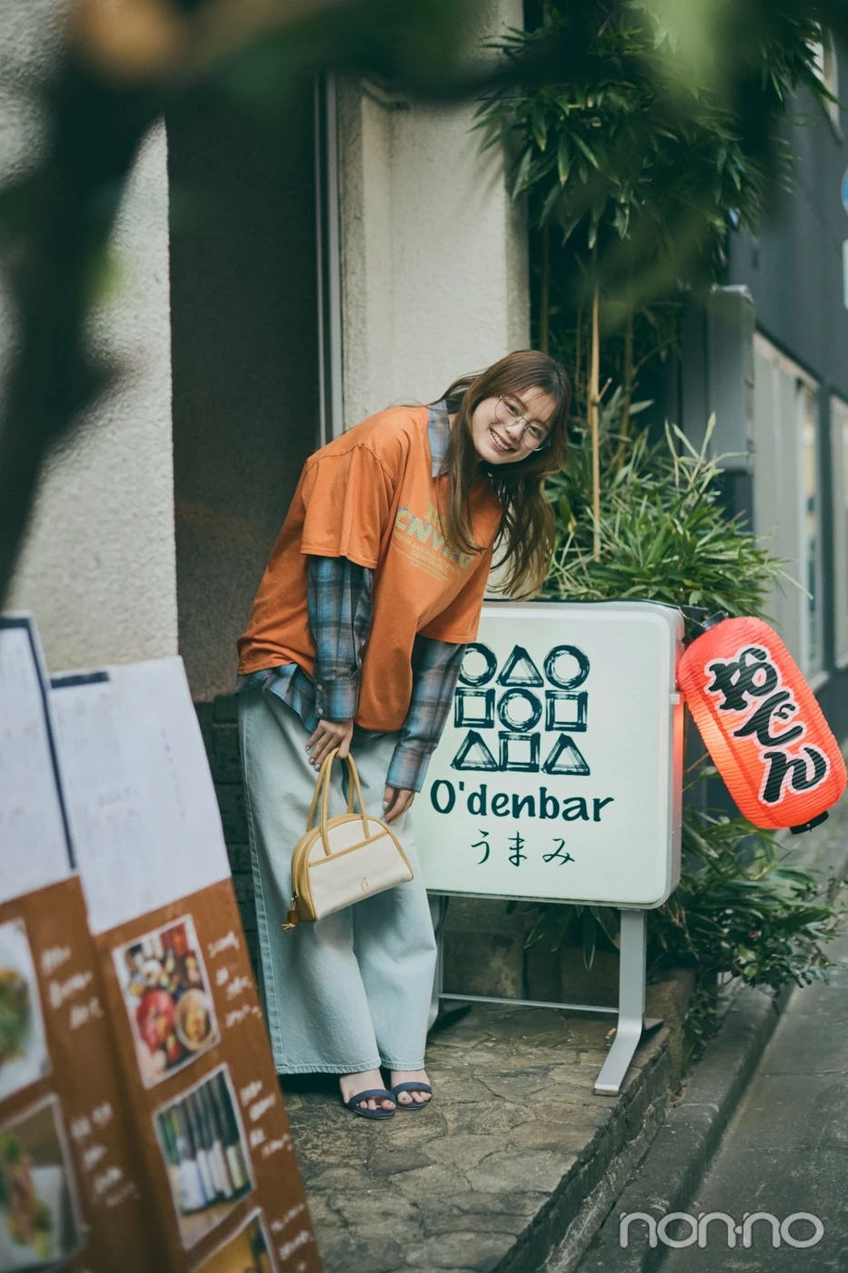 看板の前に立つ紺野彩夏