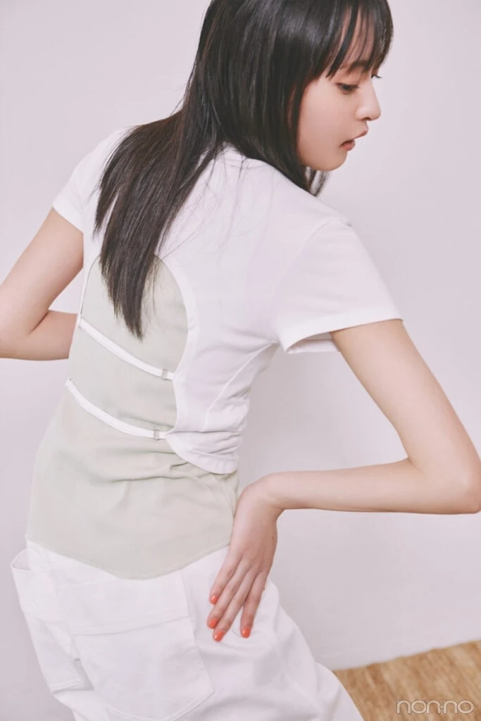 遠藤さくらのバックストラップTシャツの後ろからの寄り