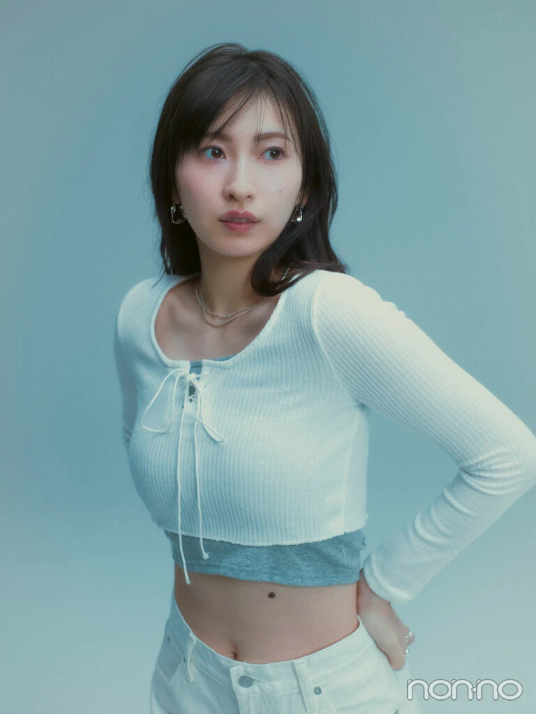 白トップス×白パンツをまとった植村あかり