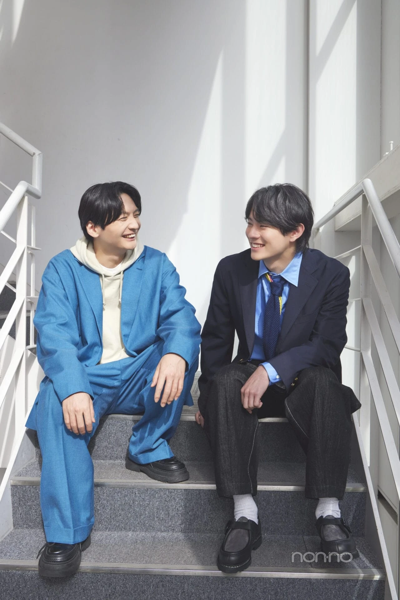 声優島﨑信長さんと笑顔で語り合う前田拳太郎さん