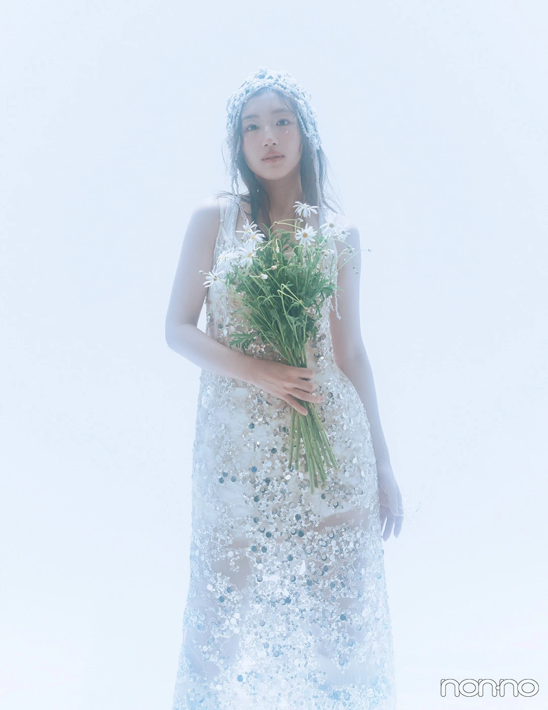 真っ白な空間でマーガレットの花束を持って立つ佐々木美玲
