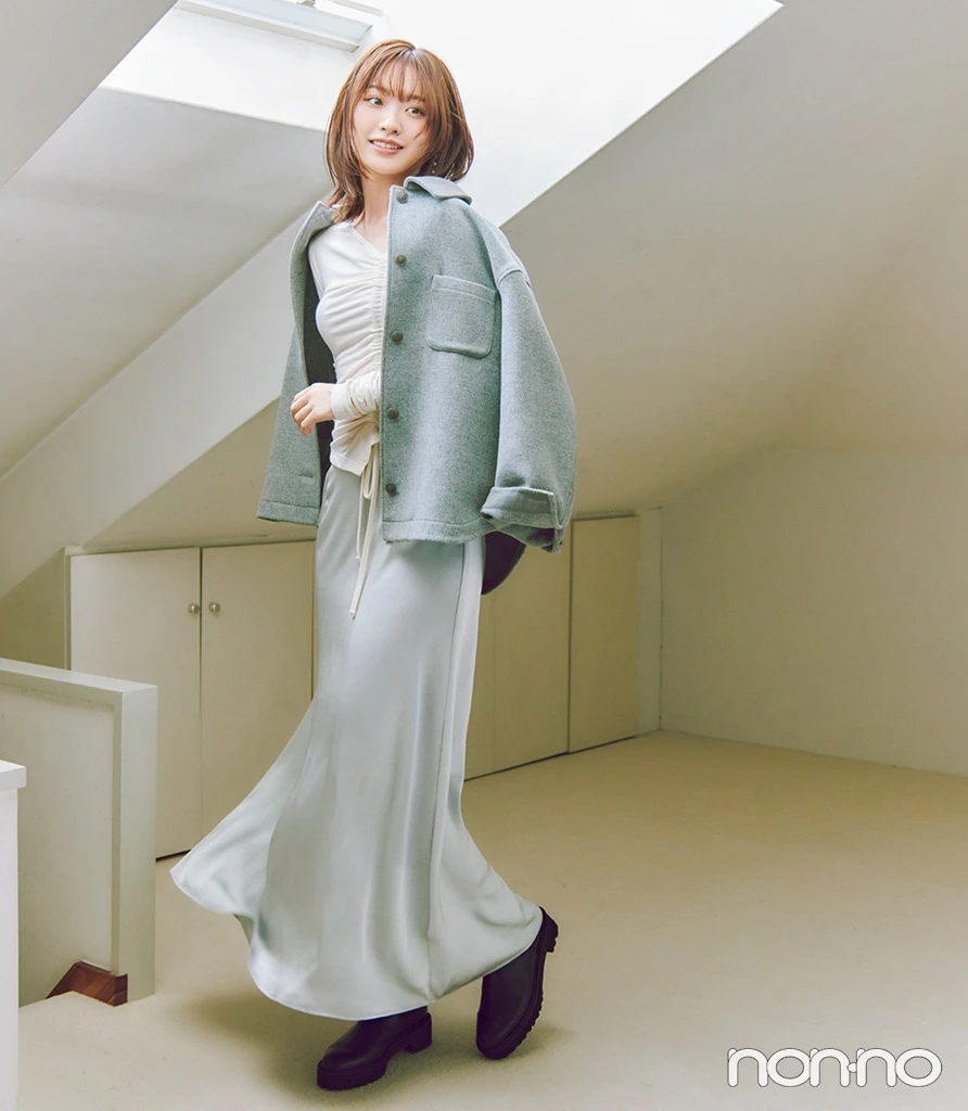 グレーのスカート×ジャケットの美術館コーデ