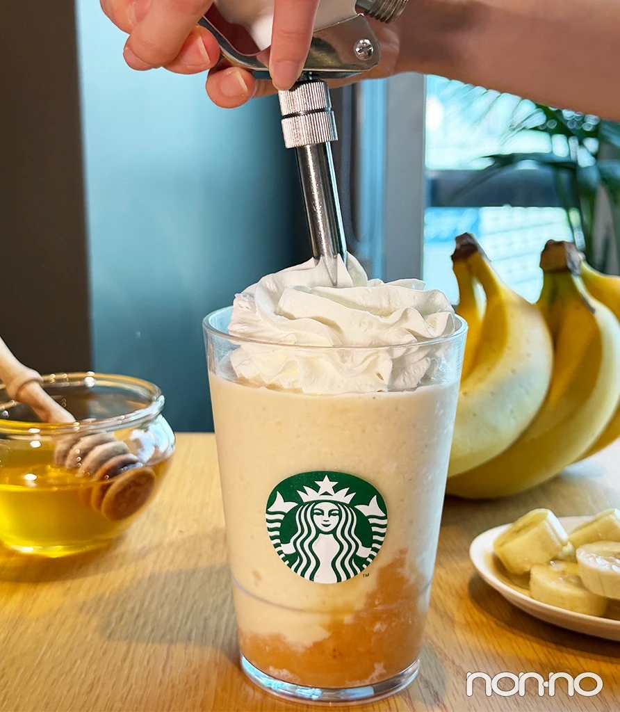 フラペチーノ®にホイップクリームをのせている写真