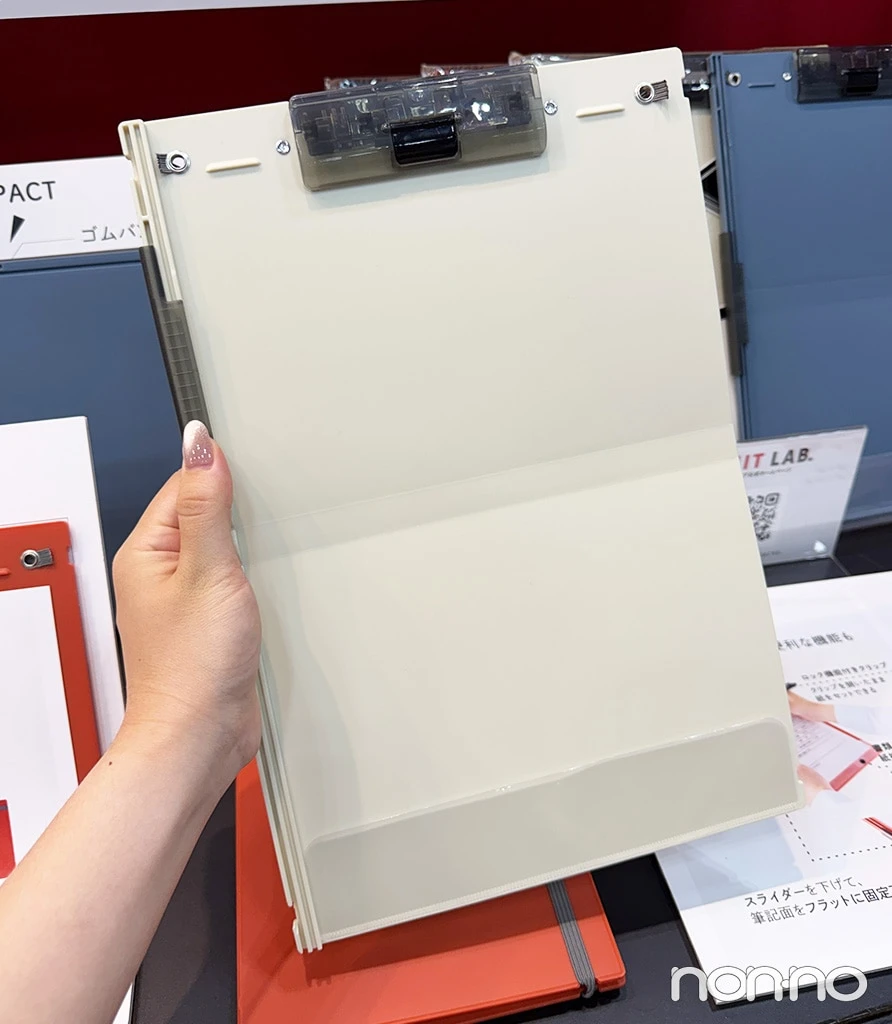使うときはA４サイズのクリップボードに