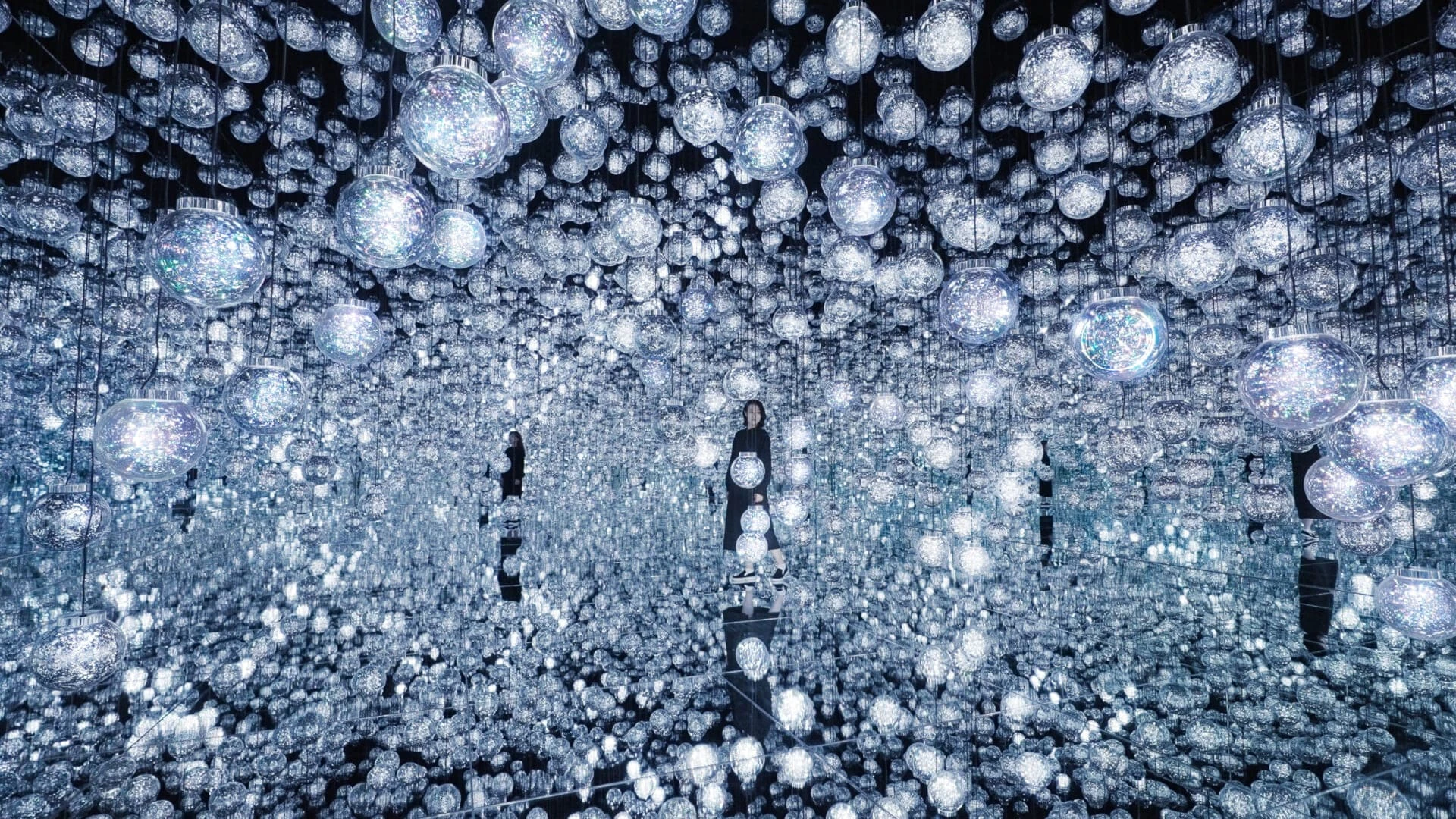 チームラボ《Bubble Universe: 光の球体結晶、ぷるんぷるんの光、環境が生む光 - ワンストローク》©チームラボ
