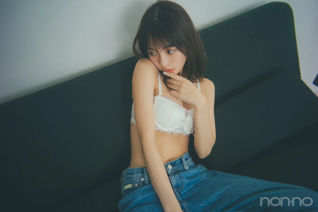 ラヴィジュールの白のランジェリーをブルーデニムと合わせた菊地姫奈
