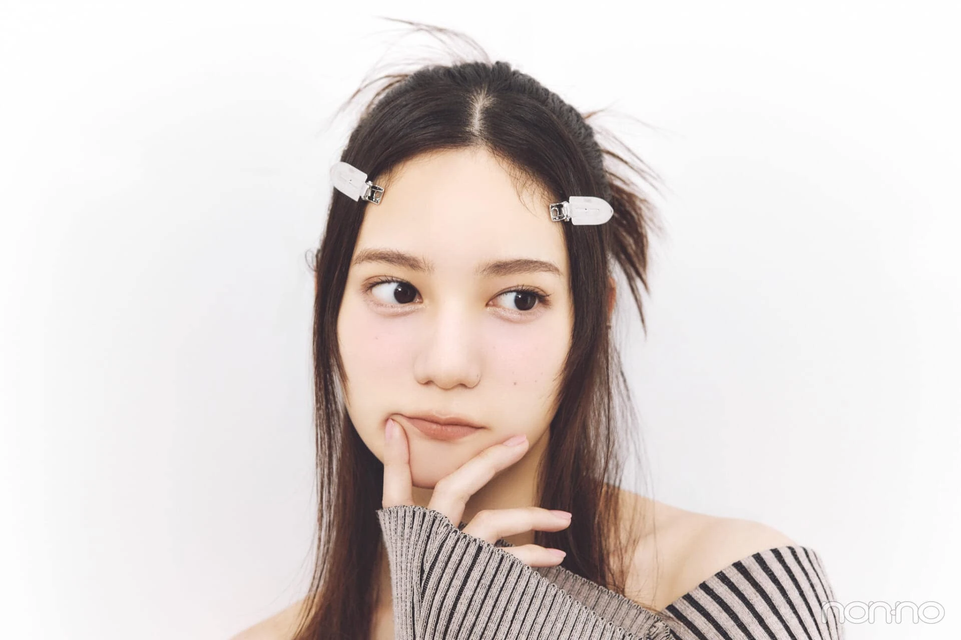 小坂菜緒のヘアアレ14daysのヘアクリップ留めハーフおだんごのアザーカット