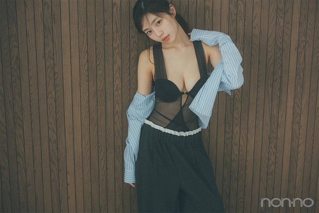 リリー ブラウンのボディスーツを着用した菊地姫奈