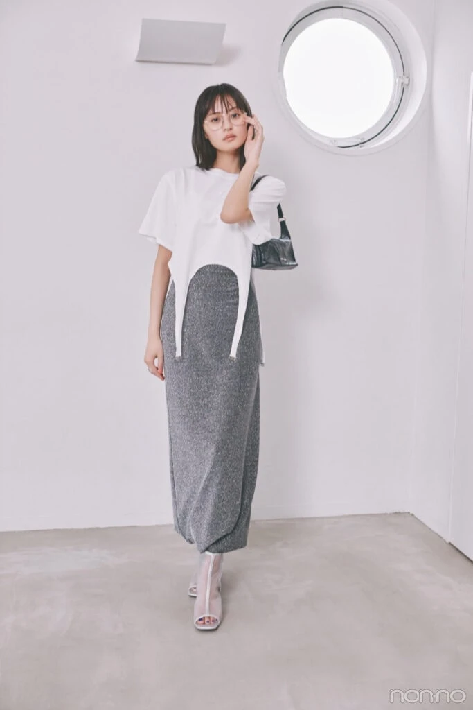 ガーターベルトデザインTシャツ×シルバースカートの美術館コーデ