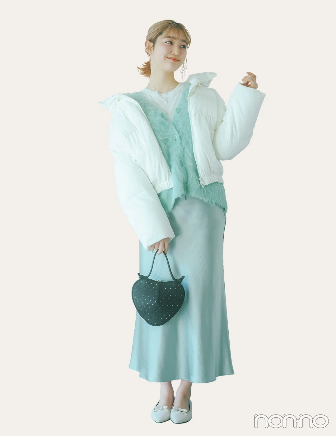 【春コーデ】ブルーのサテン調スカート×ショート丈アウター