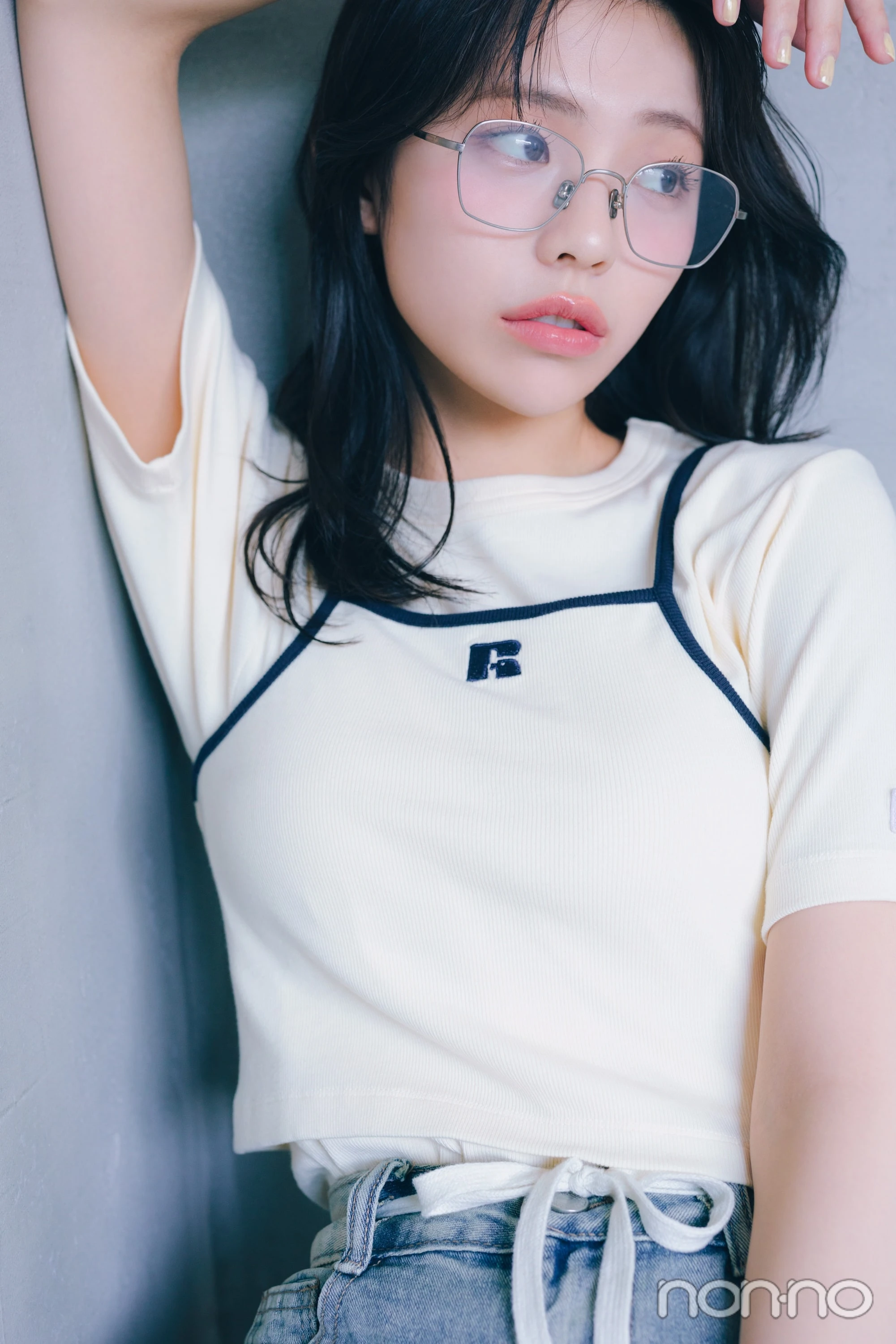 キャミレイヤードTシャツを着た菊地姫奈の寄り