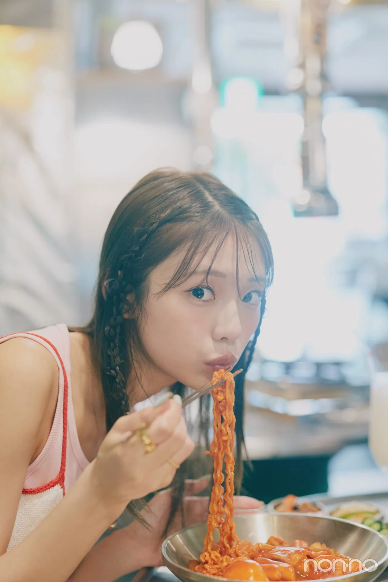 菊地姫奈のひなでぃぐ。第13回ラーメンをふーふーするカット