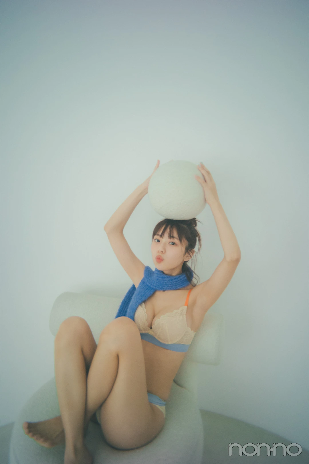 misoraのレースコンビブラショーツを着用した菊地姫奈の全身カット