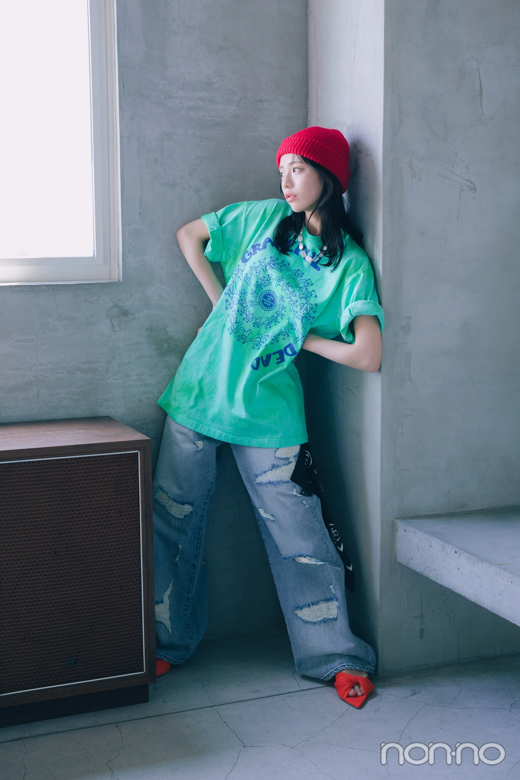 タイダイTシャツとデニムパンツを着た菊地姫奈の全身
