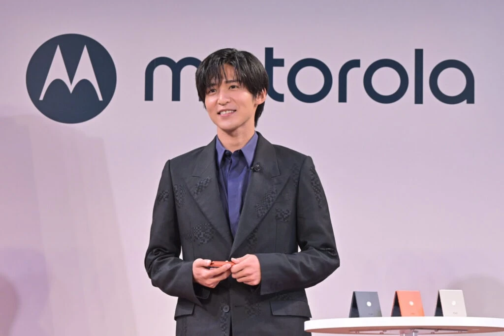 モトローラの新型スマートフォン「motorora razr 50」シリーズの発表会に出席したSnow Manの目黒蓮さんのソロカット
