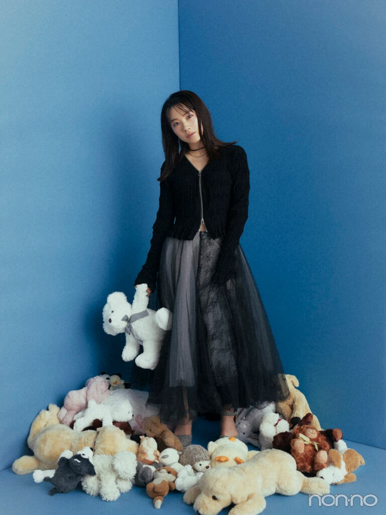 ぬいぐるみの中で立ってポーズを取る石田亜佑美さん