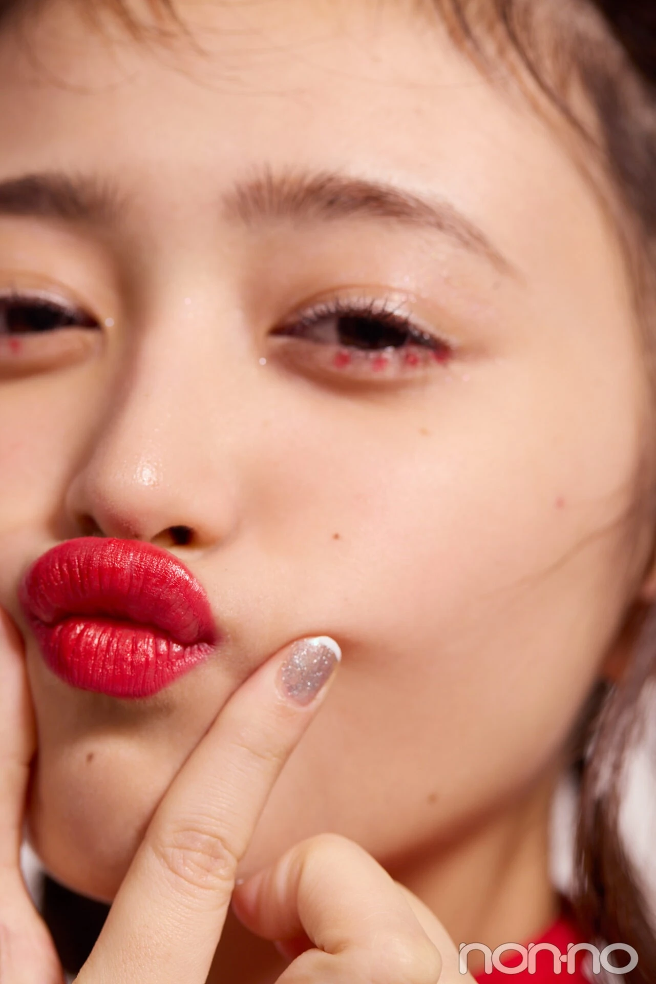 井上和にリクエストメイク赤×白のサイリウムメイク編LIP&NAILのイメージカット