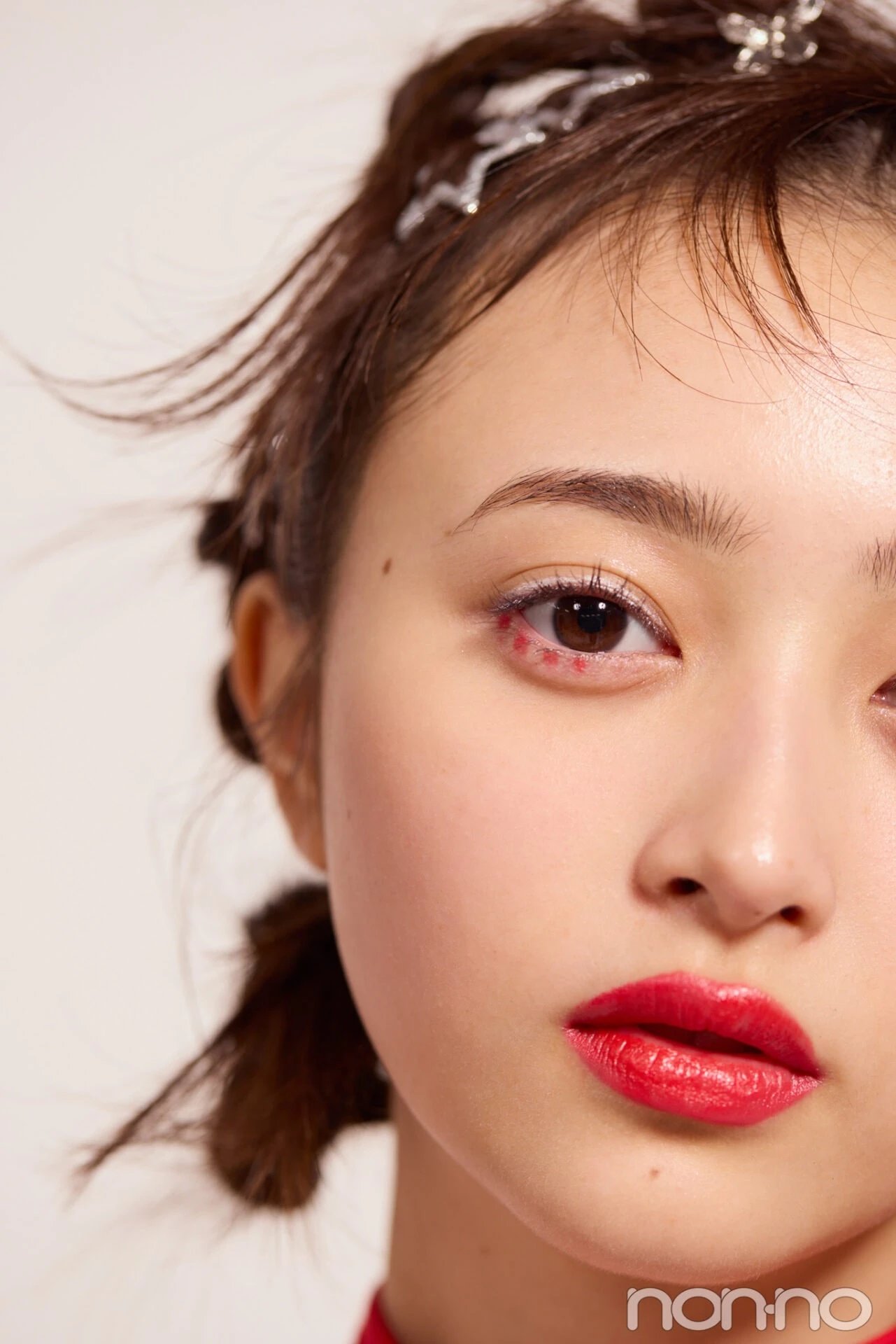 井上和にリクエストメイク赤×白のサイリウムメイク編のEYEイメージカット