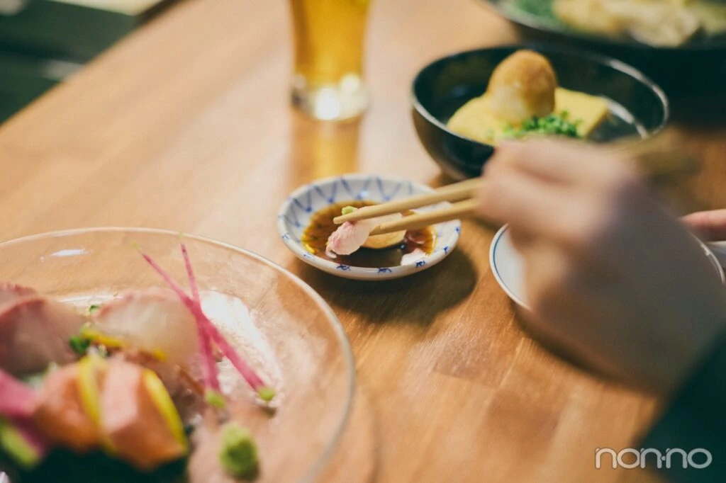 刺身を食べる紺野彩夏の手元