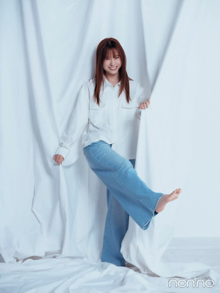 シンプルなシャツとデニムで、布と戯れてはしゃぐモーニング娘。’25の生田衣梨奈さん