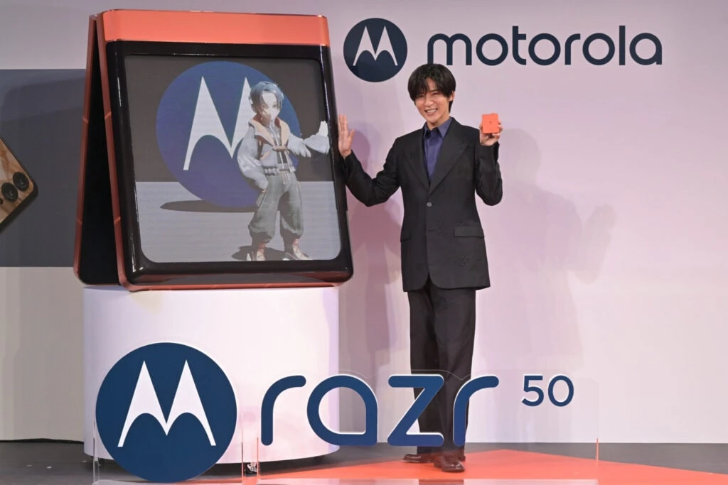 アバターの”ミニREN”とポーズを取るSnow Manの目黒蓮さん