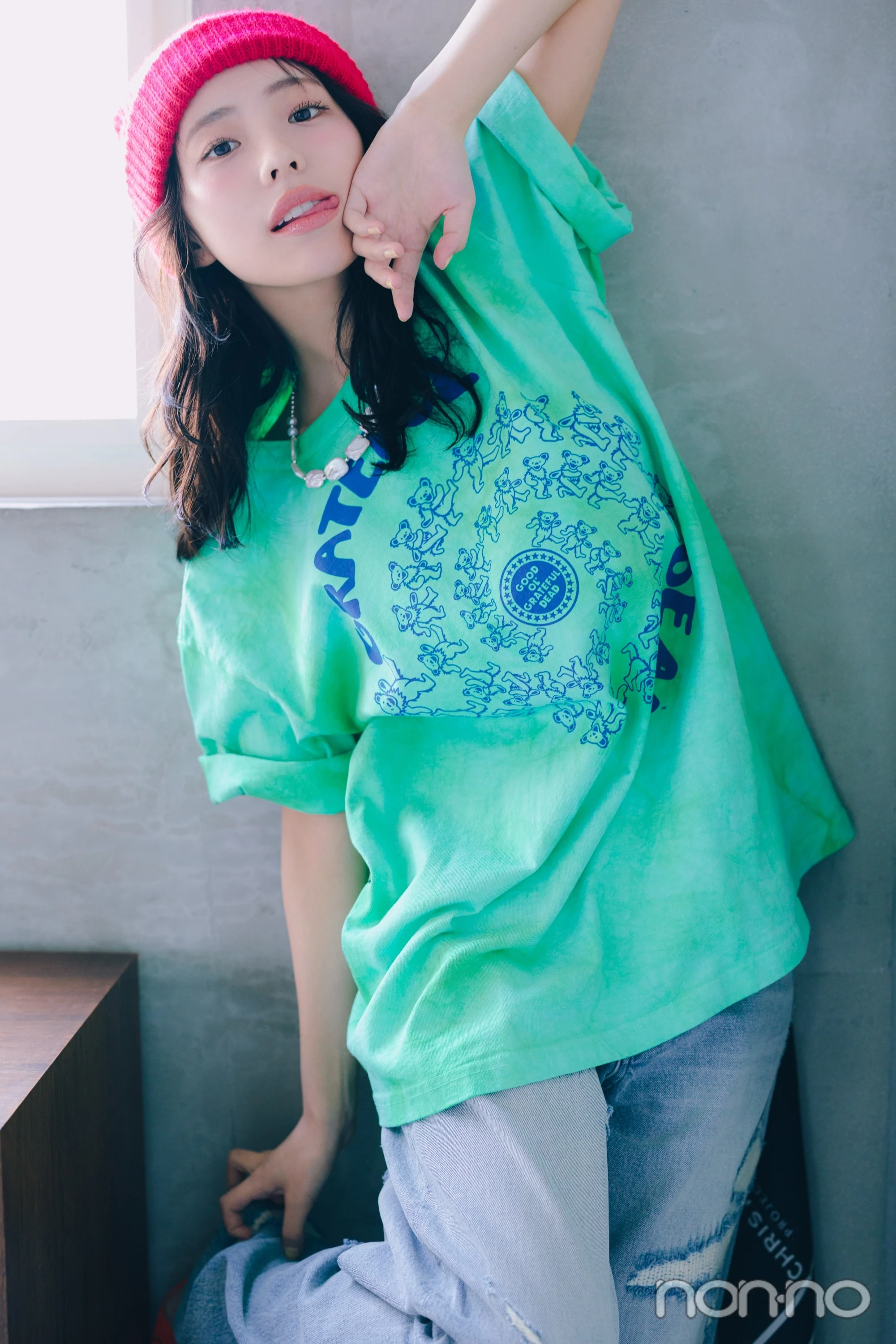タイダイTシャツとデニムパンツを着た菊地姫奈の寄り
