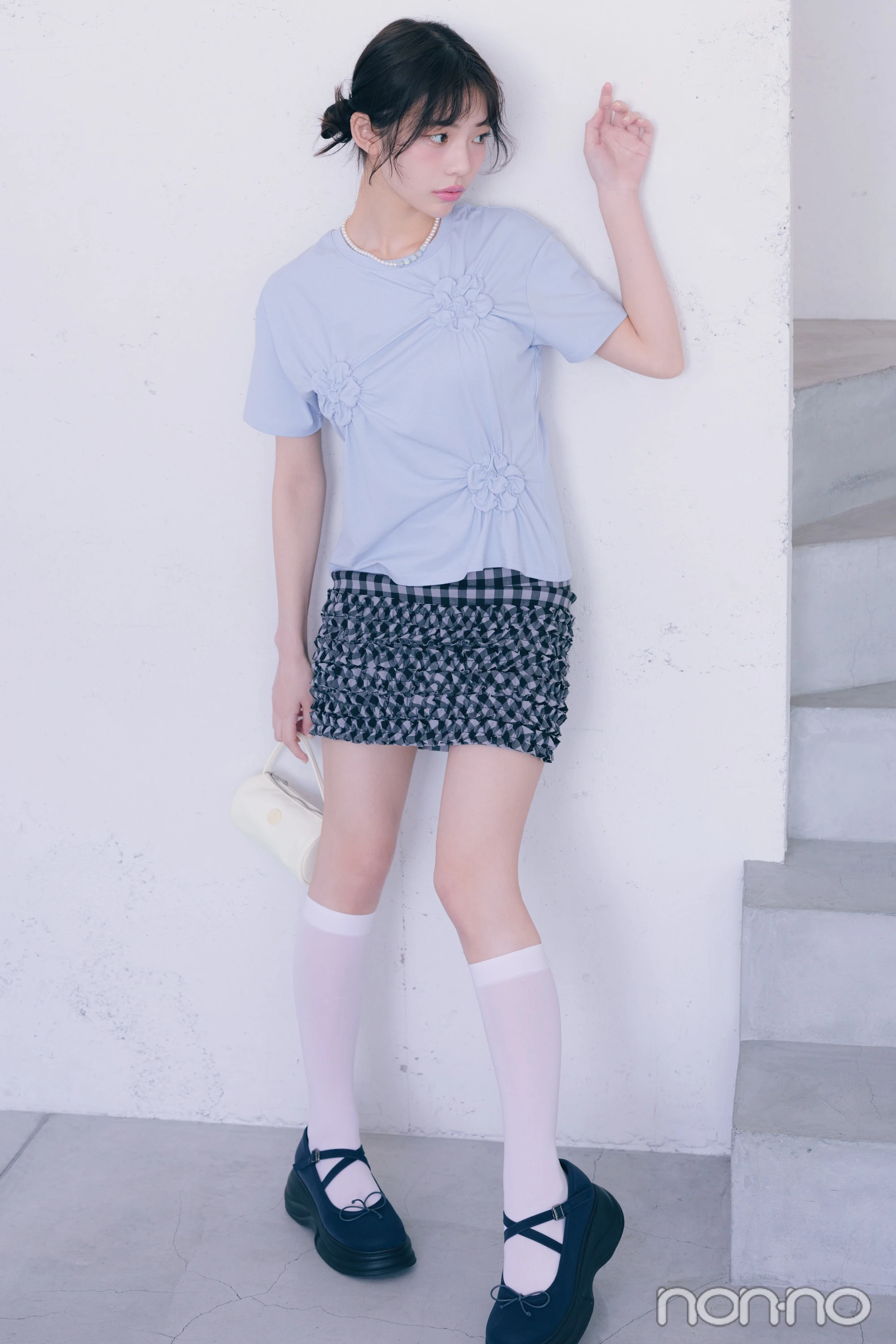 フラワーギャザーTシャツを着た菊地姫奈の全身