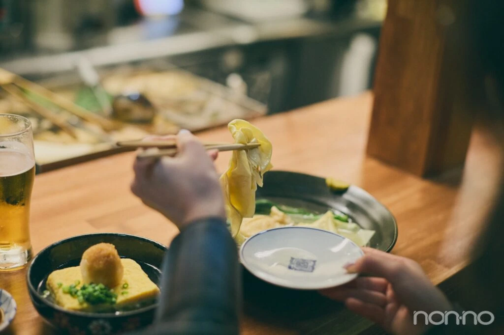 湯葉を食べる紺野彩夏の手元