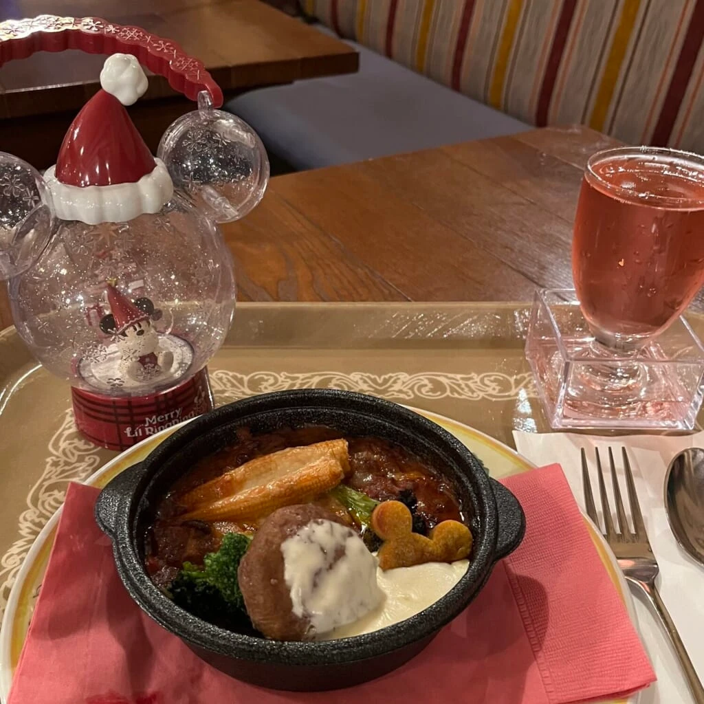 カフェ・ポルトフィーノ/メディテレーニアンハーバー ニョッキとミートソースのオーブン焼き、チーズソースのハンバーグ添え ロゼ・スパークリング