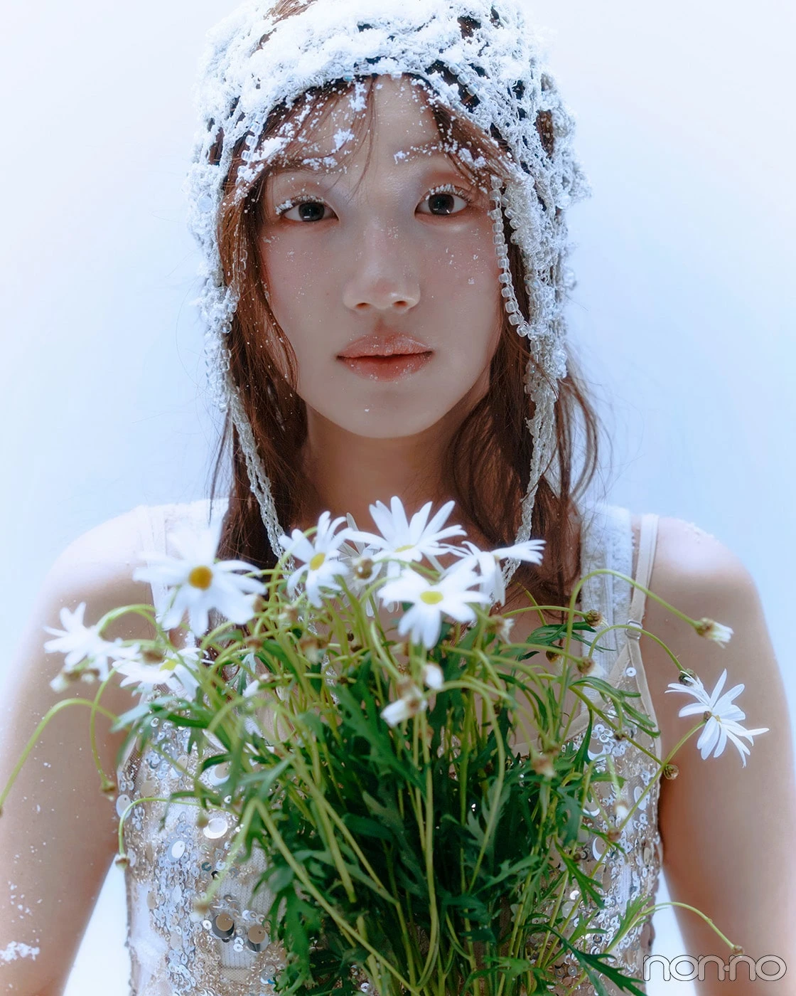 マーガレットの花束を抱える佐々木美玲