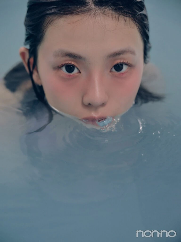 水面で水をぷくぷくと吹く菊地姫奈