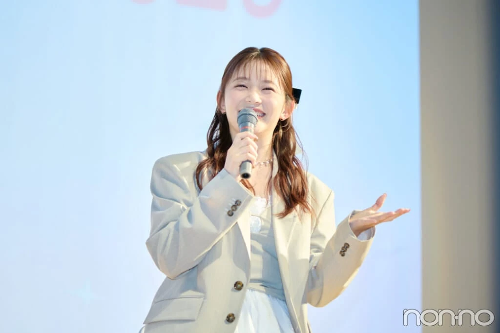 笑顔でメイクのポイントについて話す久間田琳加