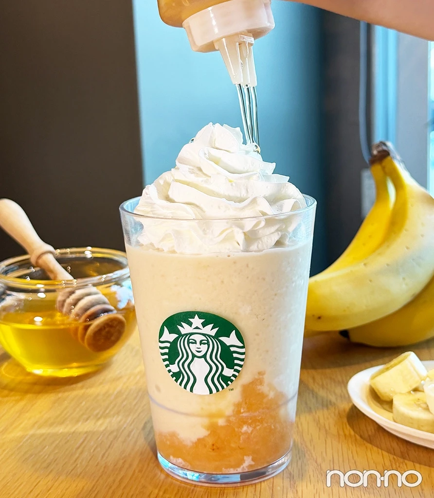ホイップクリームにはちみつを乗せている写真