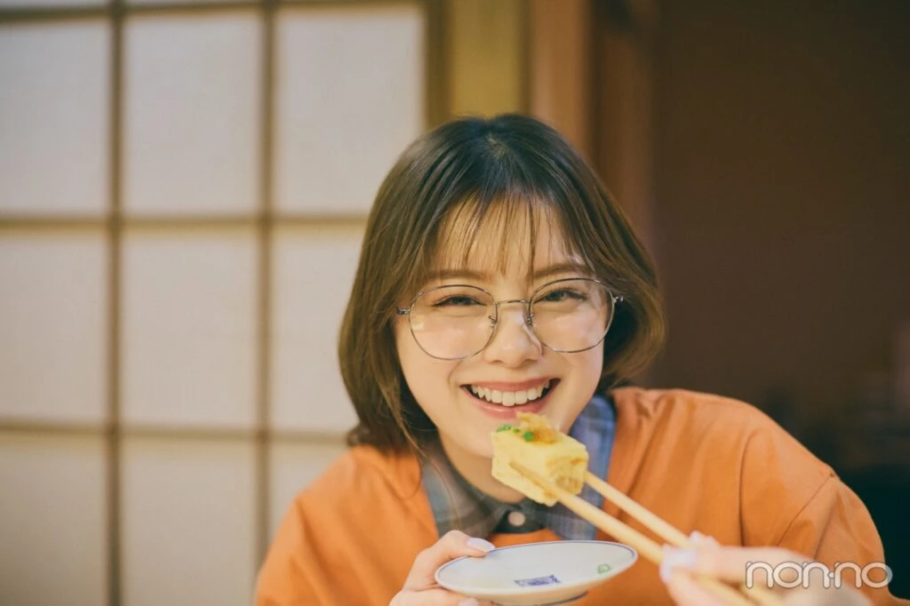 だし巻き卵を食べて笑う紺野彩夏