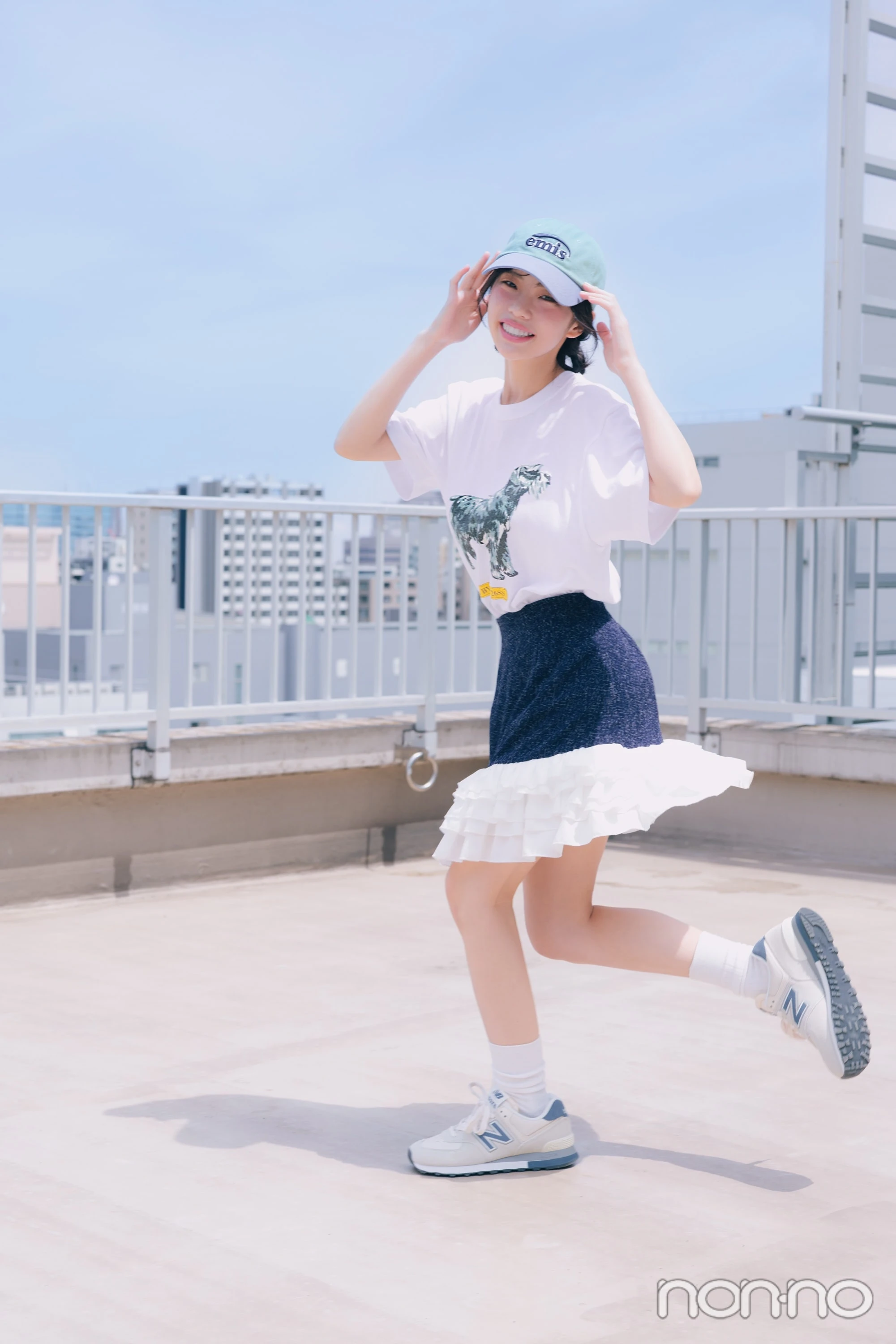 わんこプリントTシャツを着た菊地姫奈の全身