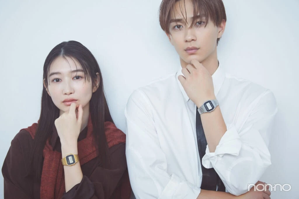 プチプラ派カップルにおすすめのペアウォッチをつけた野村康太と岡本夏美の寄り