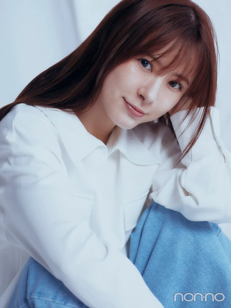 白シャツとデニムを着用したモーニング娘。’25生田衣梨奈さんのアップショット