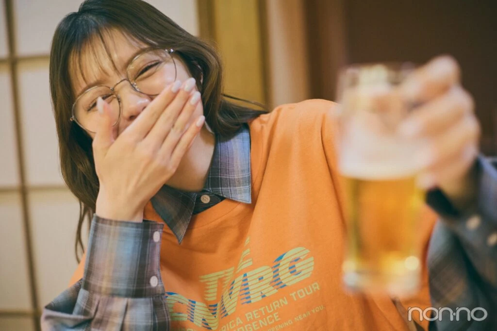 ビール片手に笑う紺野彩夏