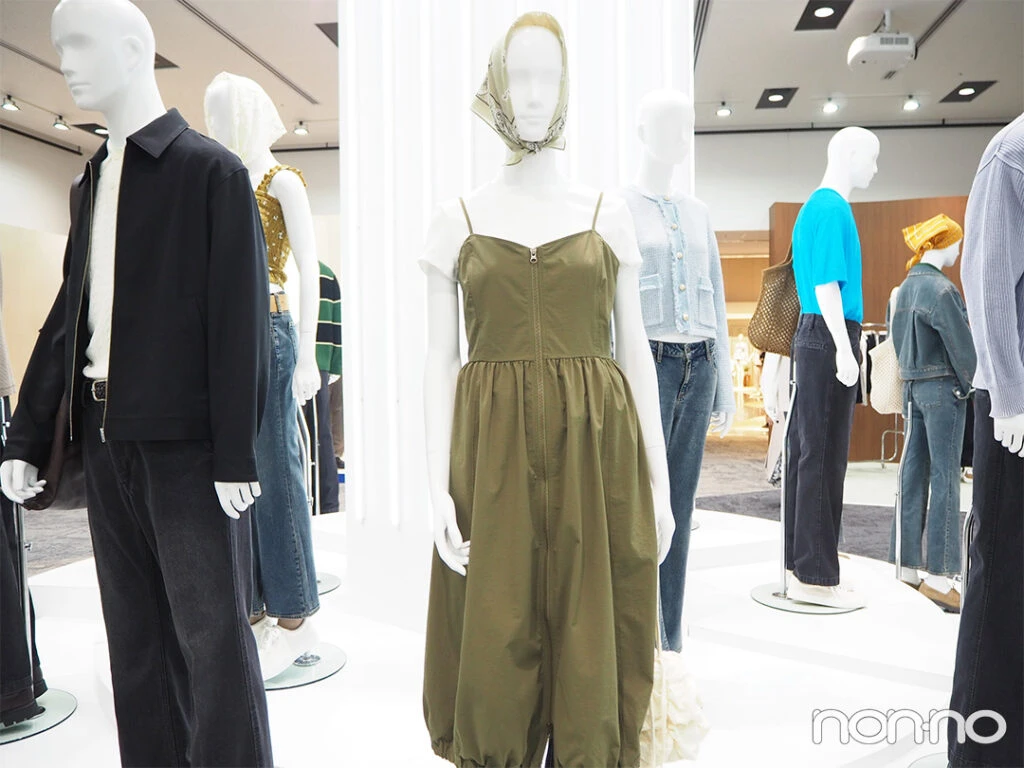 2025春夏GU新作の「バブルヘムワンピース」のオリーブ