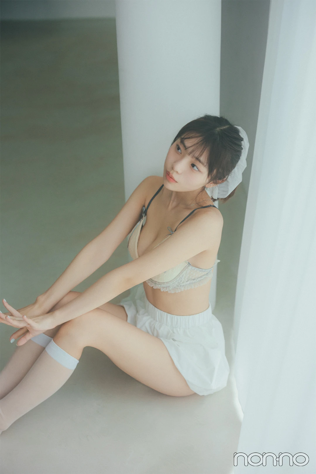 ラ・シレーヌのリボンブラに白のスカートを合わせた菊地姫奈