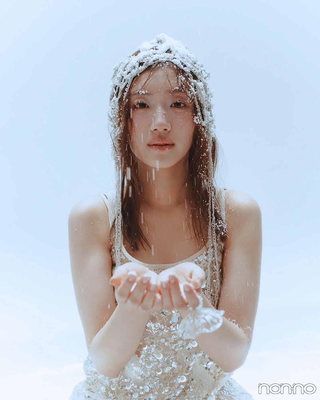 舞い降りてくる雪を手ですくう佐々木美玲