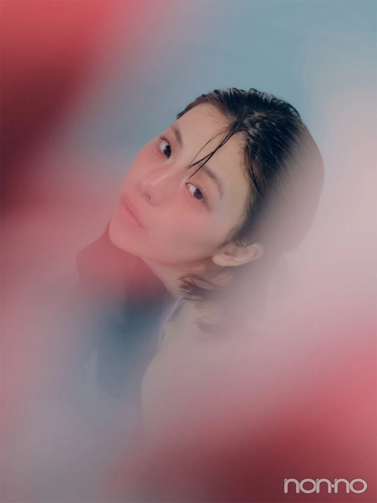 赤のアンスリウムのバックに映る菊地姫奈