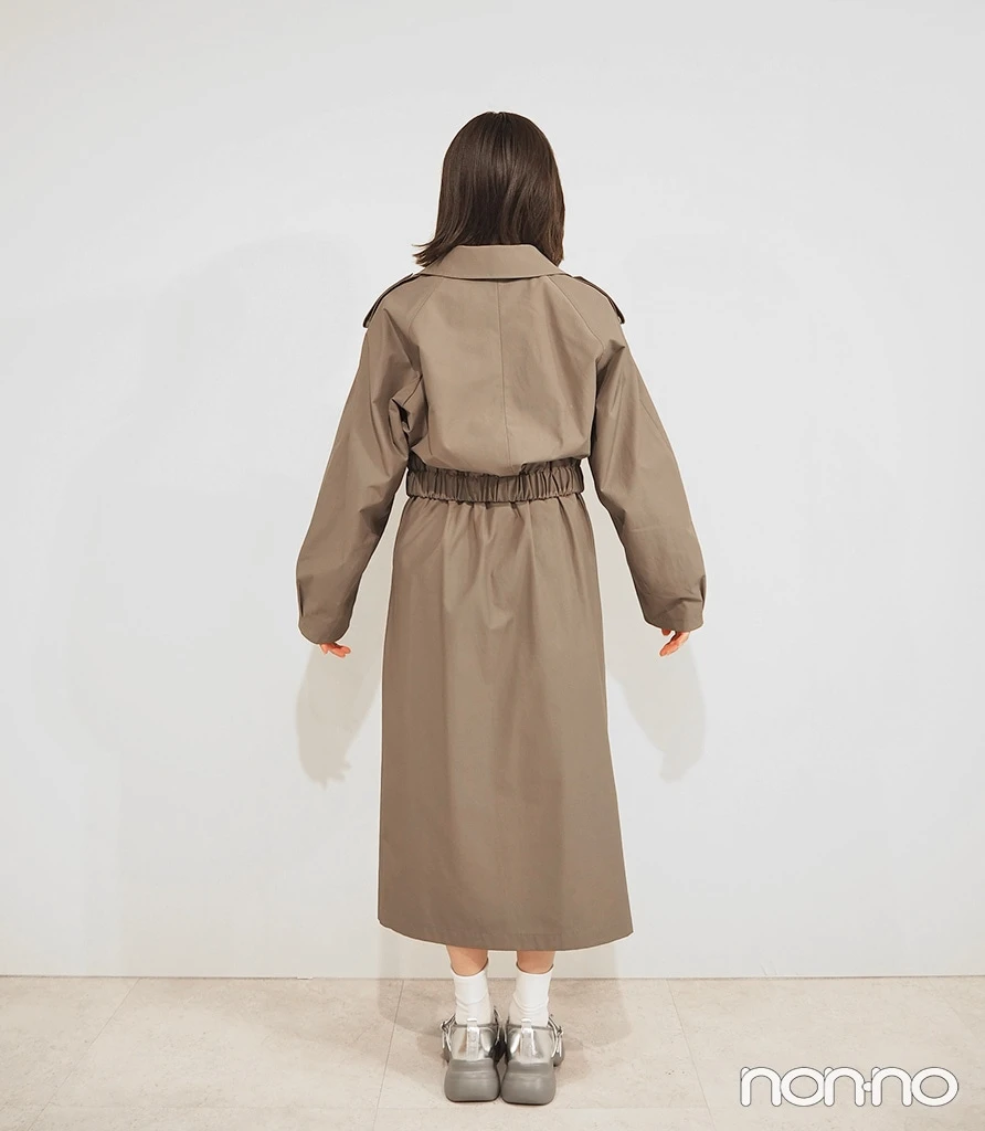 「ショートトレンチコート by rokh」×「トレンチスカート by rokh」カラー: 56 OLIVEの後ろ姿